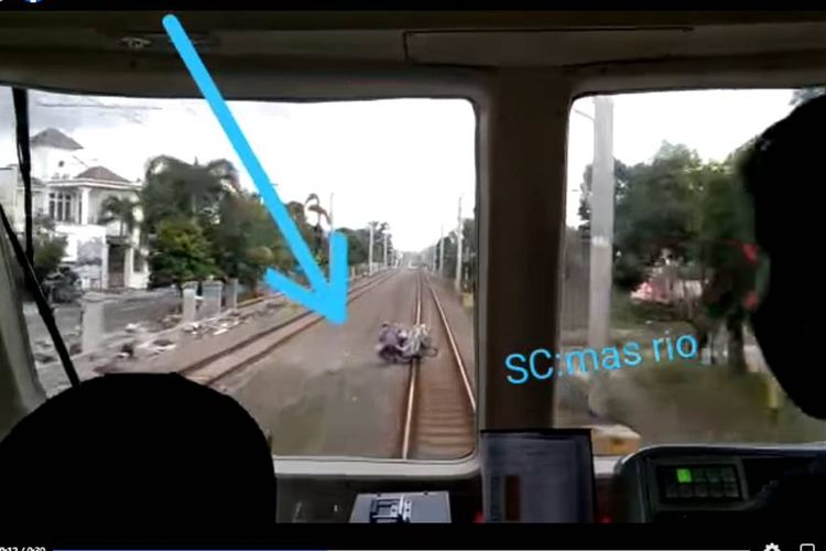Tangkapan layar video viral detik-detik sepeda ontel tertabrak KRL Solo-Jogja.