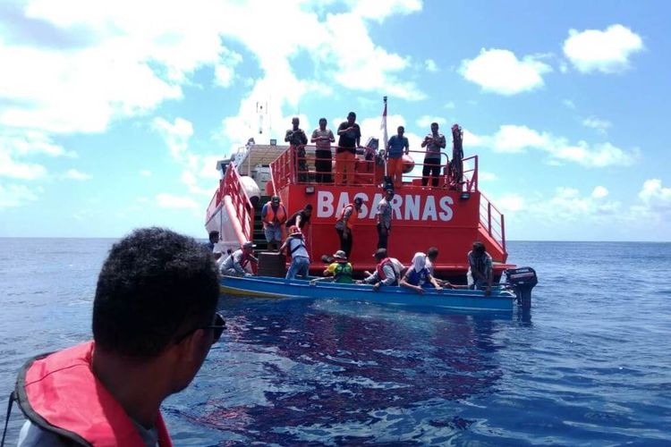 Warga di Pulau Tayando, Maluku Tenggara kembali menemukan satu drum avtur dan tabung gas milik kapal Panji Saputra di peraiaran laut tersebut, Sabtu (24/1/2020). Penemuan itu kemudian diserahkan kepada tim SAR gabungan yang saat ini terus melakukan pencarian