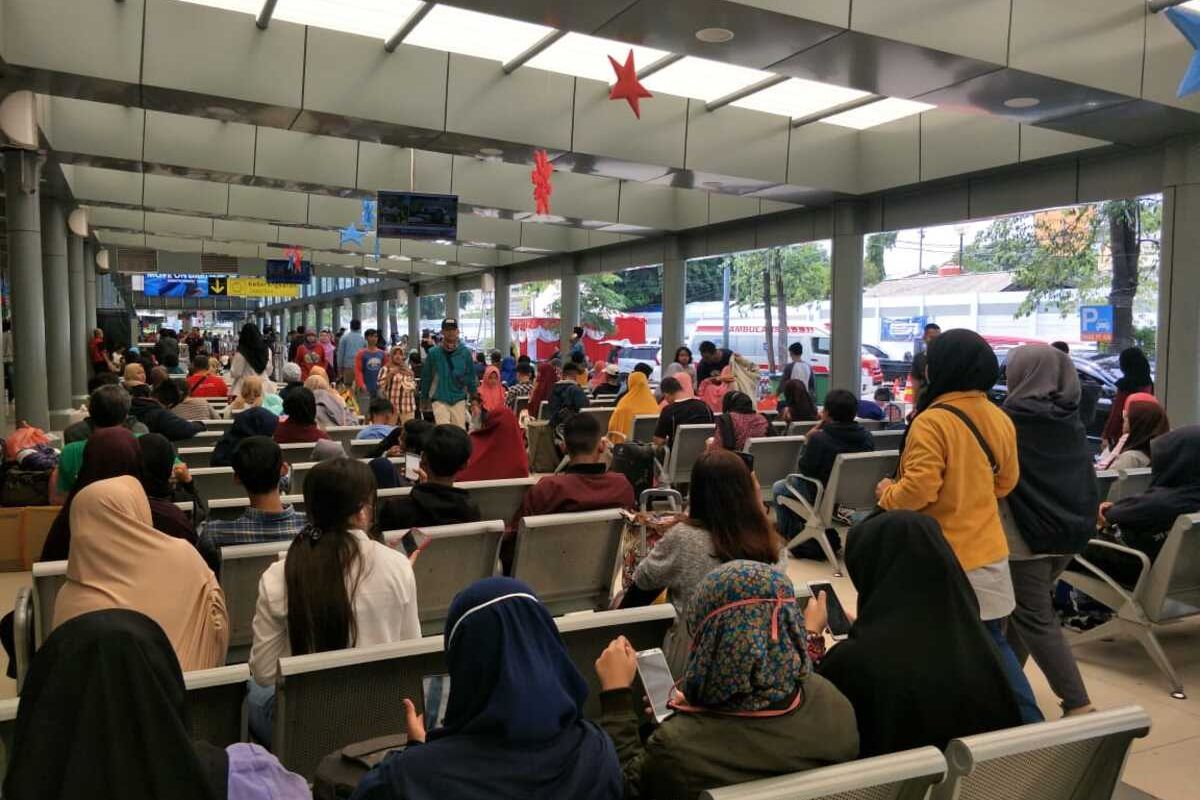 Kepadatan Penumpang di Stasiun Senen, Jakarta Pusat, Selasa (24/12/2019)