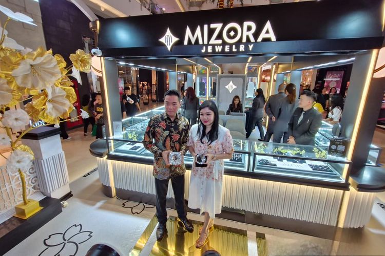 CEO Mizora Jewelry Panya Kumara (kiri) dan CFO Mizora Jewelry Dina Maulana dalam pameran bertajuk Aleva Wonderland di Central Park Mall, Selasa (26/12/2023).