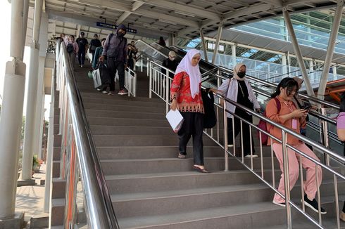 Eskalator dan Lift Stasiun Bekasi Mati, Lansia Turun Tangga Perlahan karena Pengapuran