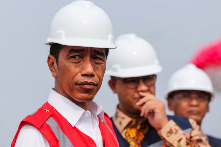 Presiden Joko Widodo didampingi Gubernur DKI Jakarta Anies Baswedan saat peresmian Tol Bekasi-Cawang-Kampung Melayu (Becakayu) di kawasan Jakasampurna, Bekasi, Jawa Barat, Jumat (3/11/2017). Presiden Joko Widodo meresmikan ruas jalan tol yakni Seksi 1B dan 1C sepanjang 8,26 kilometer yang terbentang dari Cipinang Melayu-Pangkalan Jati-Jakasampurna.