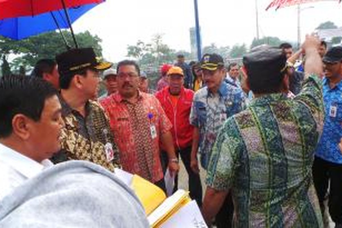 Gubernur DKI Jakarta Basuki Tjahaja Purnama saat meninjau jalan inspeksi Kali Mookervart, di Jakarta Barat, Kamis (9/4/2015). 