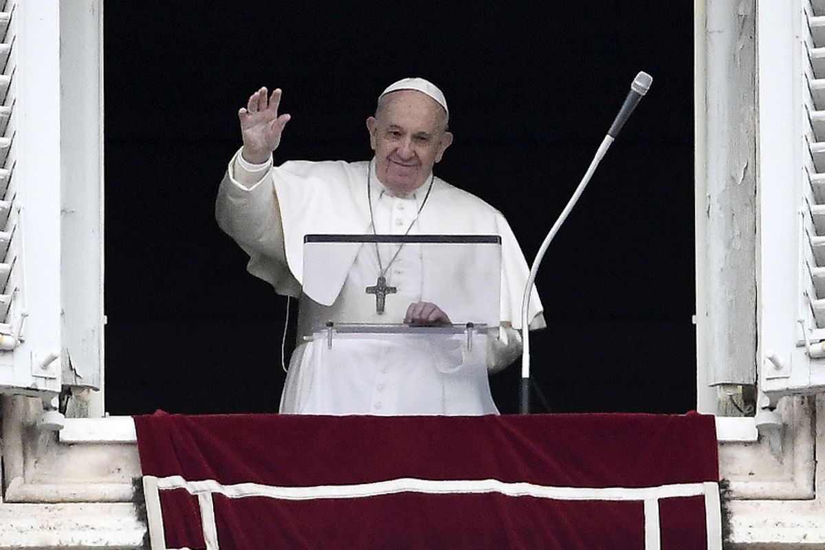Paus Fransiskus melambaikan tangan kepada umat Katolik ketika dia muncul untuk memimpin Doa Malaikat Tuhan (Angelus) dari jendela Istana Apostolik pada 1 Maret 2020. Ini adalah penampilan perdana Paus Fransiskus setelah dia sempat dikabarkan sakit.