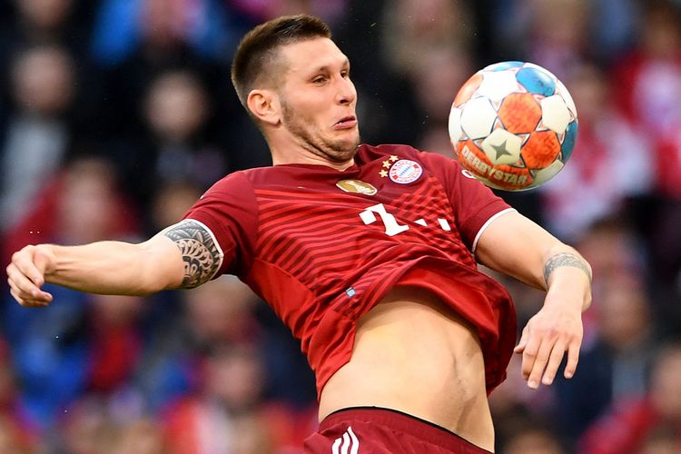 Bek tengah Bayern Muenchen, Niklas Suele, beraksi saat pertandingan melawan Hoffenheim dalam lanjutan Bundesliga di Munich, 23 Oktober 2021. Musim depan, Niklas Sule bergabung dengan Borussia Dortmund secara gratis.