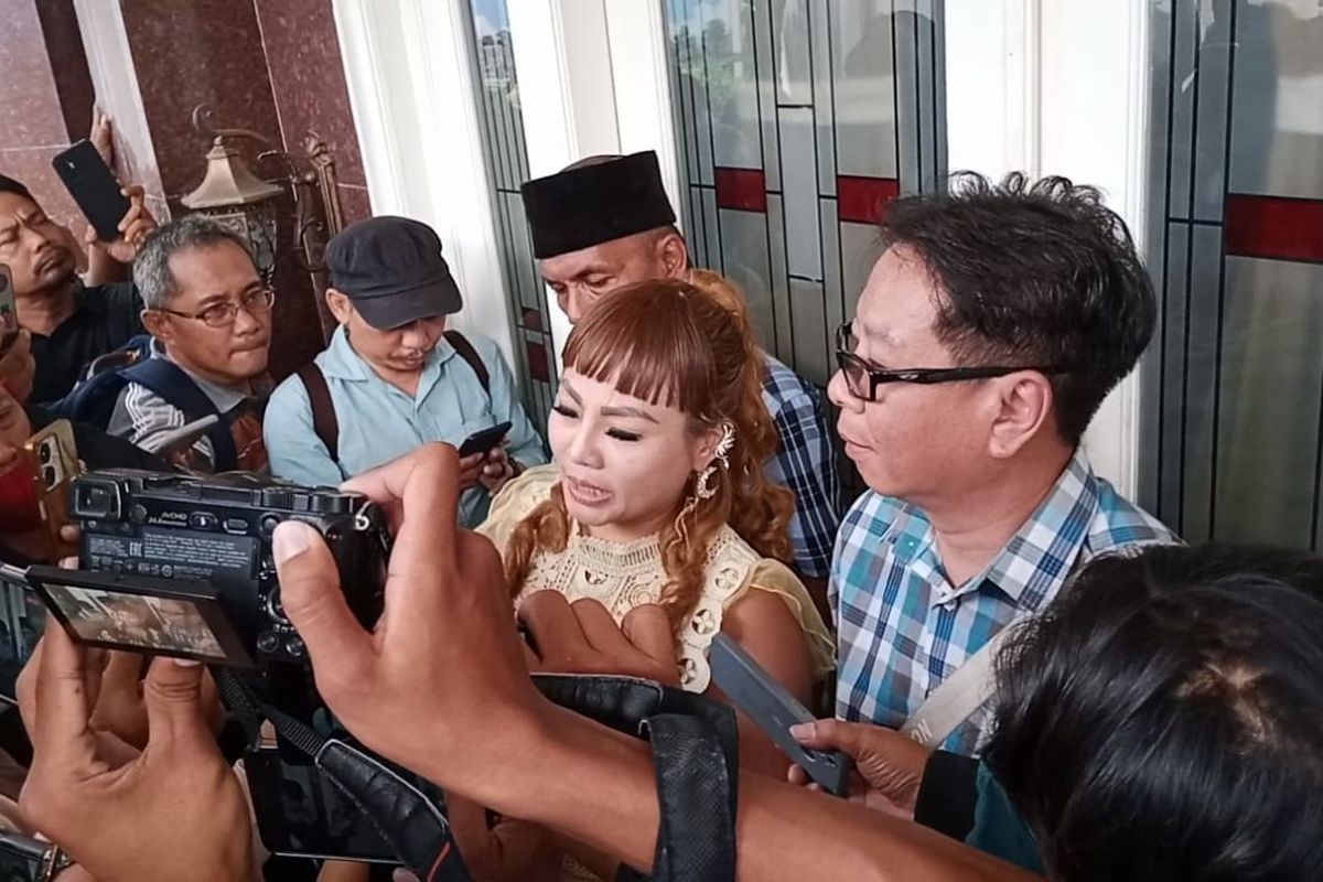 Jan Hwa Diana saat konferensi pers di Rumah Dinas Wakil Walikota Armuji