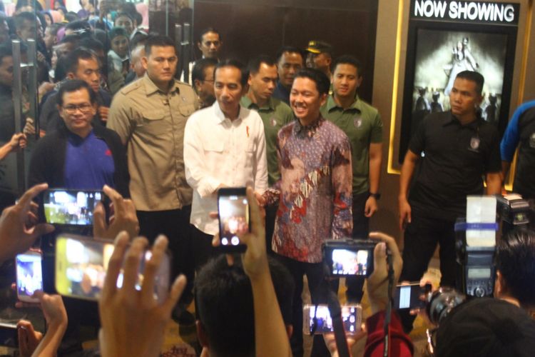 Presiden Joko Widodo disambut Bayu Skak, pemeran sekaligus sutradara film Yowis Ben, untuk menonton bersama di salah satu bioskop di Kota Malang, Rabu (28/3/2018).