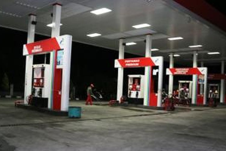 MEULABOH, KOMPAS.com;
Jelang kenaikan harga BBM jenis premium di sejumlah SABU di Aceh Barat terlihat sepi tanpa ada antrian pengguna kendaraan.
