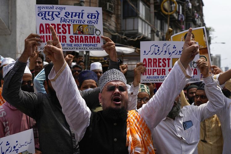 Muslim India meneriakkan slogan-slogan saat mereka bereaksi terhadap referensi menghina Islam dan Nabi Muhammad yang dibuat oleh pejabat tinggi di partai nasionalis Hindu yang memerintah selama protes di Mumbai, India, Senin, 6 Juni 2022. 