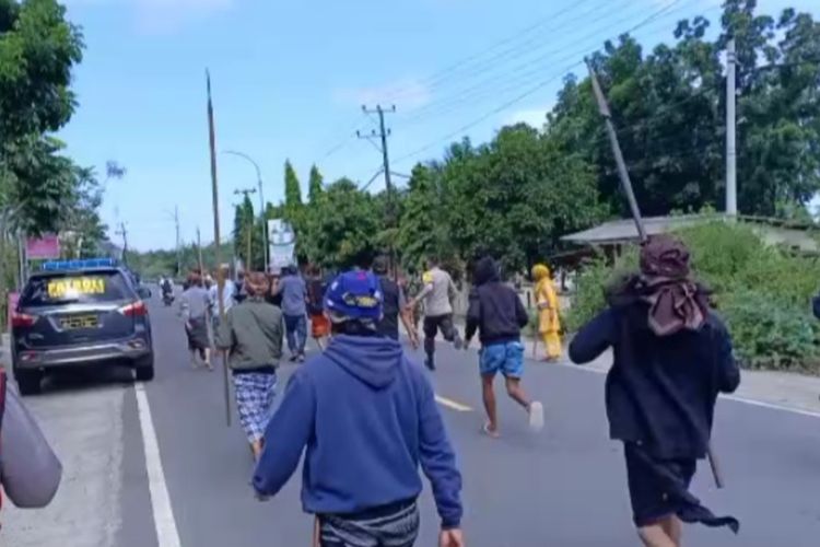 suasana ketegangan saat Desa Ketare hendak ingin melakukan serangan ke pada Desa Rembitan