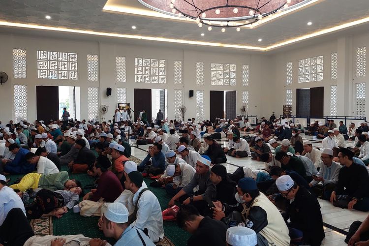 Ribuan pelayat yang sudah mengisi Masjid Nurul Musthofa Center, Cilodong, Depok, untuk ikut menghadiri penguburan Habib Hasan bin ja'far Assegaf, Kamis (14/3/2024).