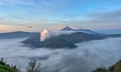 Indahnya Lautan Awan di Kaldera Bromo dari Bukit Kingkong