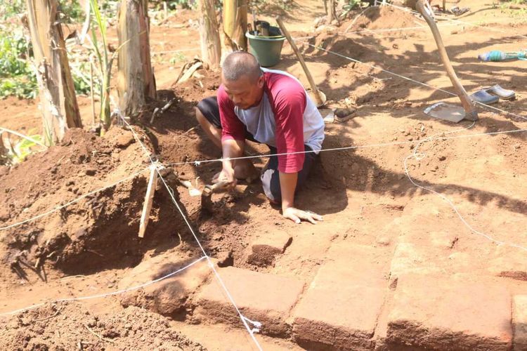 Proses ekskavasi terhadap struktur bata kuno di Desa Langlang, Kecamatan Singosari, Kabupaten Malang, Sabtu (7/11/2020).