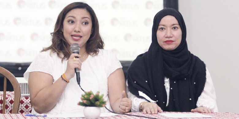 Merie Mangawing (kiri), pemilik Restoran alaRitus dan Fatimah (kanan) saat Opening alaRitus di Gedung Filateli, Jakarta, Jumat (11/5/2018).