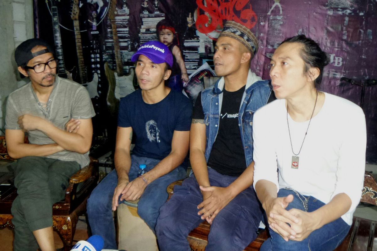 Band Slank mengadakan kegiatan sahur bersama para eks-pengguna narkoba dari Komunitas Cukup Gue, di markas Slank, Jalan Potlot III, Duren Tiga, Pancoran, Jakarta Selatan, pada Senin (19/6/2017)