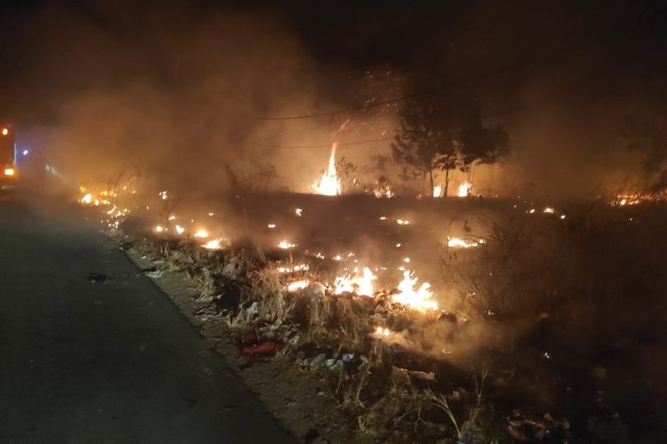 Kebakaran lahan di kawasan wisata Pantai Matras Bangka, Rabu (21/8/2019).