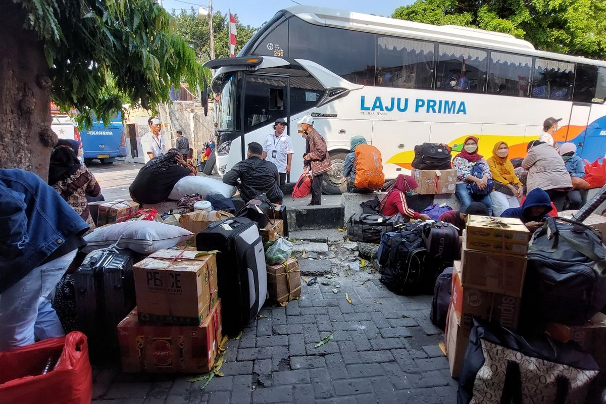 Penumpang bersiap berangkat dari Terminal Kalideres menuju kota tujuan pada Senin (25/4/2022).