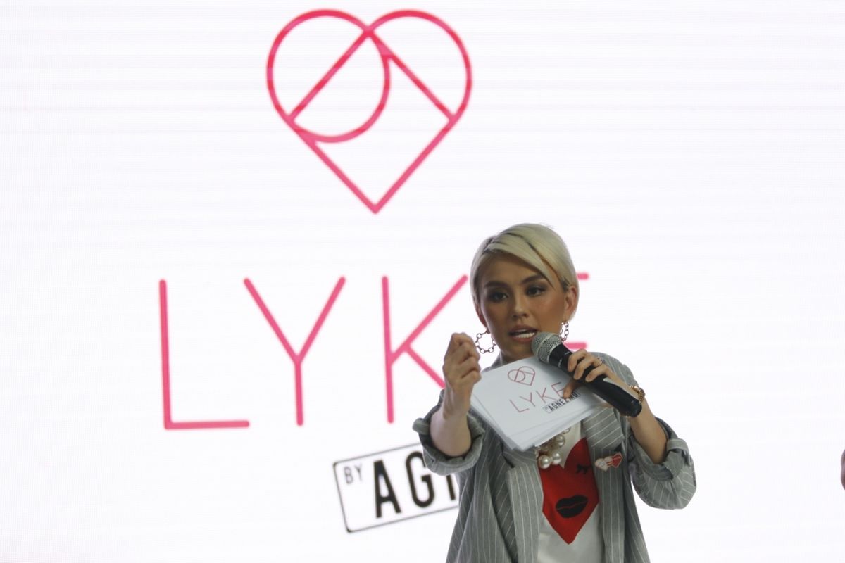 Penyanyi Agnez Mo saat konferensi pers di Lucy in the Sky, SCBD, Jakarta, Kamis (26/10/2017). Agnez Mo bersama rekannya Bastian Purrer, bekerjasama membangun aplikasi fashion, LYKE.