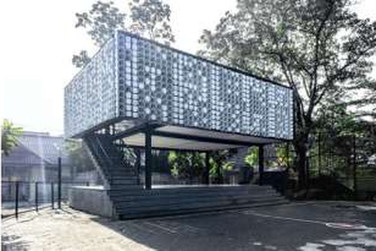 Perpustakaan dengan 2.000 ember es krim di Bandung.