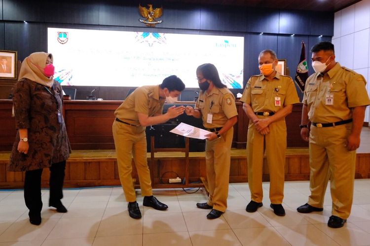 Wali Kota Solo Gibran Rakabuming Raka menyerahkan SK pensiun kepada pamannya Haryanto di Bale Tawangarum di Balai Kota Solo, Jawa Tengah, Senin (31/1/2022).