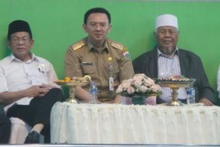 Gubernur DKI Jakarta Basuki Tjahaja Purnama (tengah), AM Fatwa (kiri) di GOR Ciracas, Jakarta Timur, Rabu (8/4/2015).
