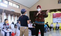 Peduli Anak Terdampak Covid-19, Mensos Risma Beri Dukungan Moril dan Materi