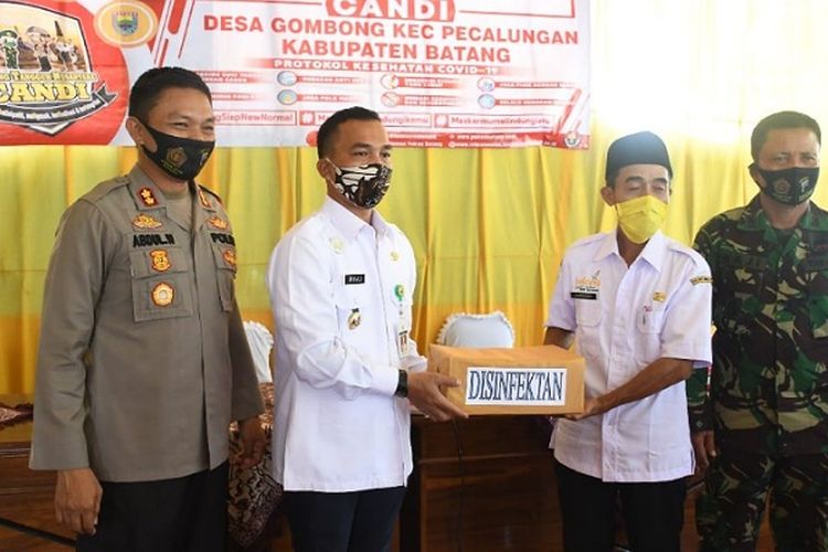 Bupati Batang Jawa Tengah Wihaji menyerahkan bantuan disinfektan kepada warga Desa Gombong, Pecalungan pada peresmian kampung siaga candi.