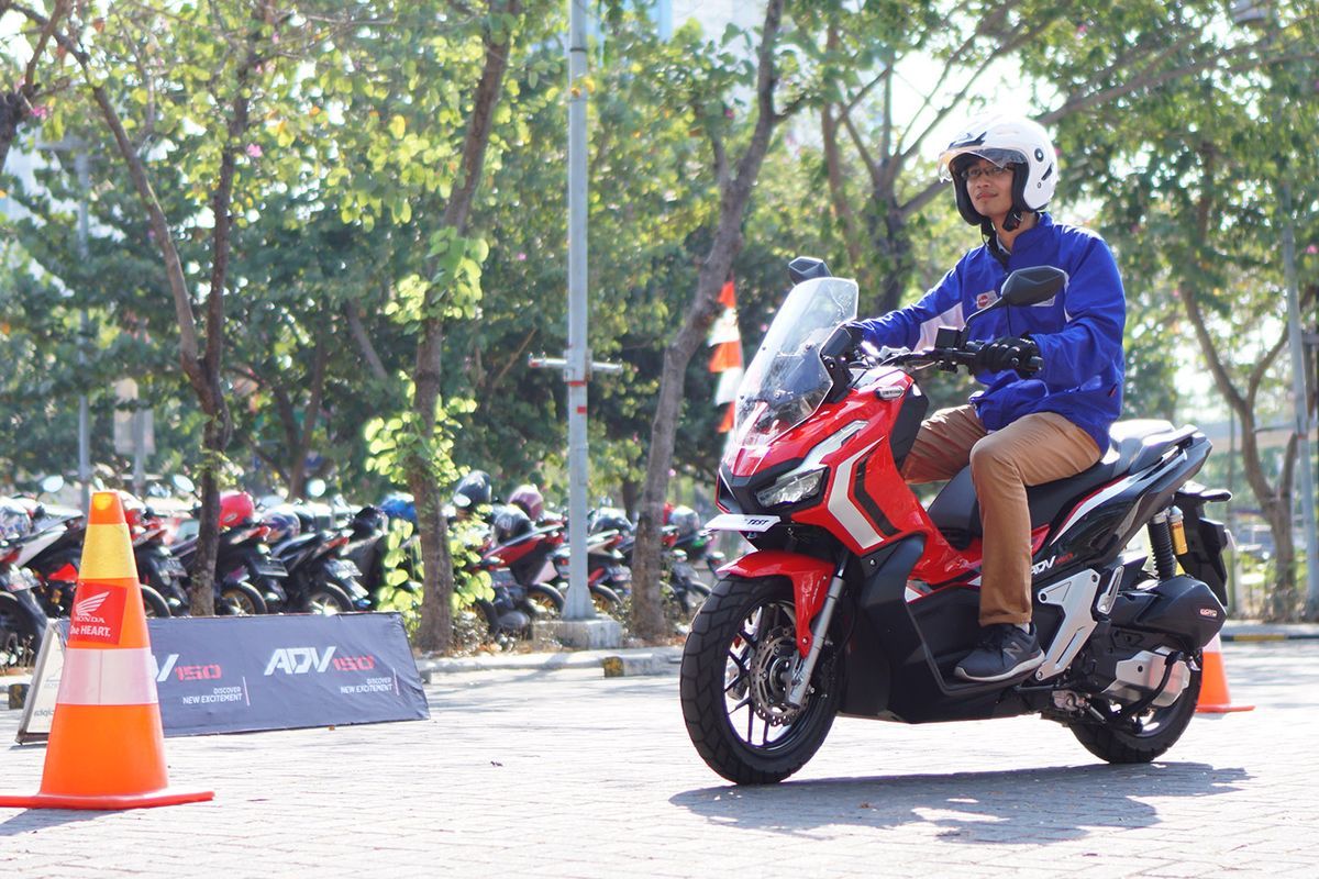 Berkendara dengan HOnda ADV.