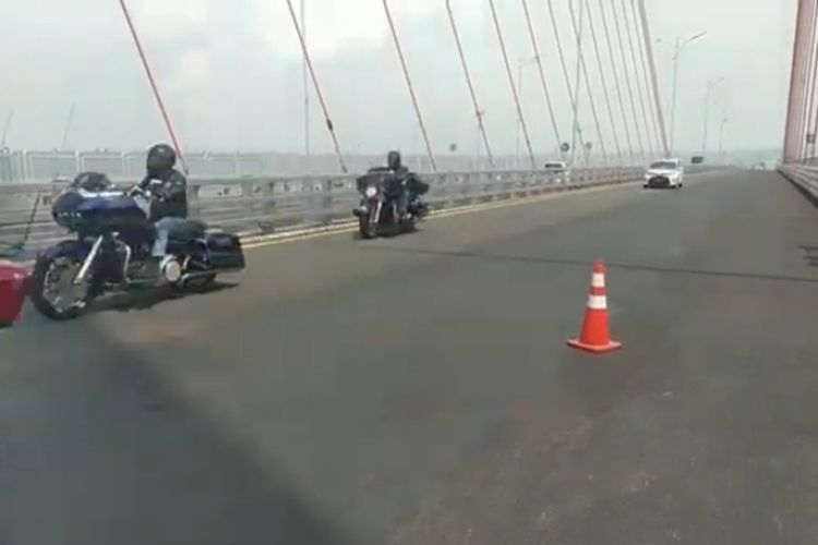 Potongan video rombongan Moge melintas di jalur roda 4 Jembatan Suramadu