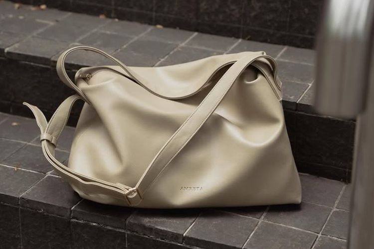 Tas lokal kini makin stylish dan elegan. Simak 5 rekomendasi brand lokal tas wanita yang bisa jadi andalan untuk kerja, hangout, hingga acara formal.