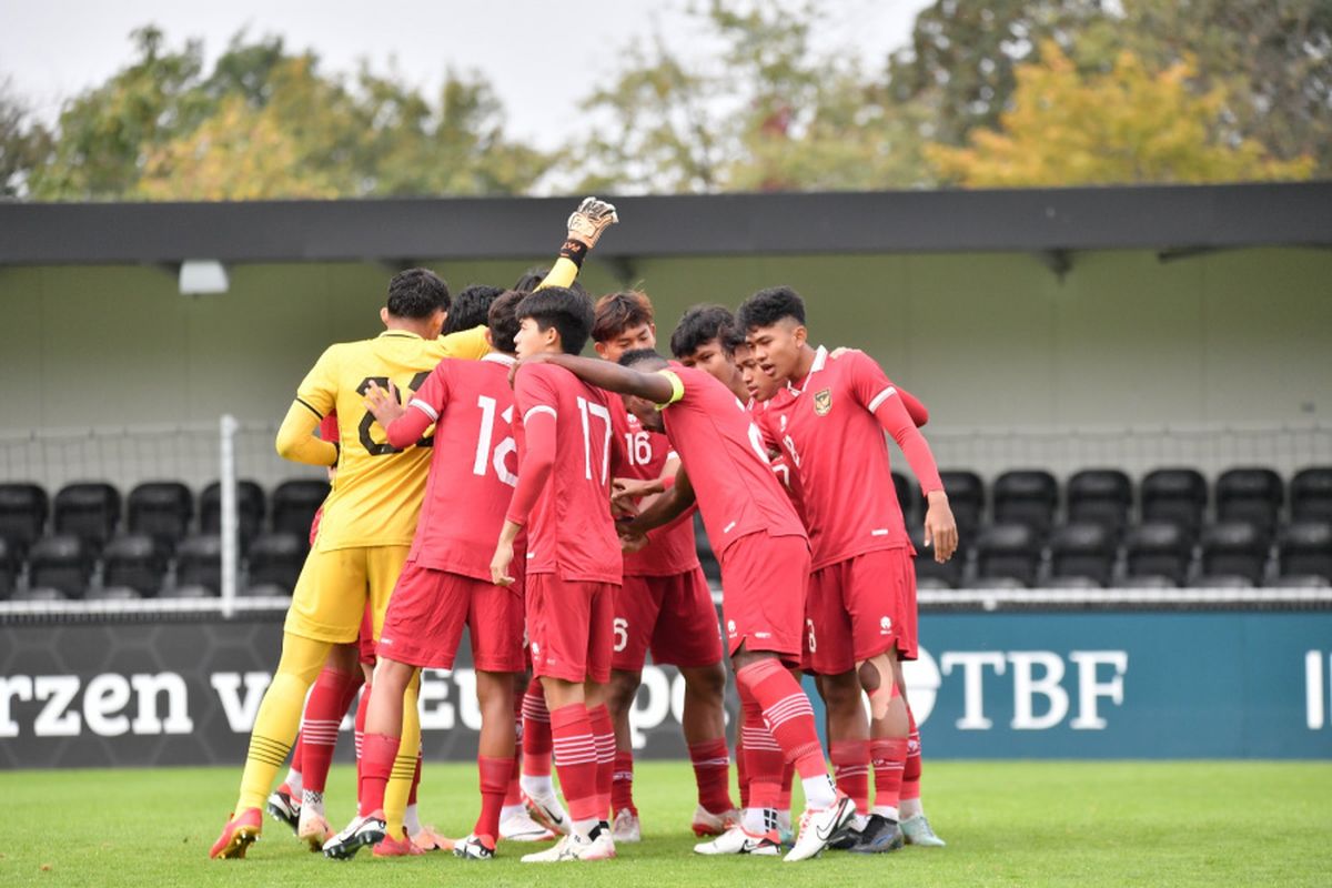 Tim U17 Indonesia menuntaskan pemusatan latihan di Jerman. Skuad Garuda sudah berada di Jerman sejak tanggal 18 September 2023. Terkini, timnas U17 Indonesia akan menjalani laga kontra Ekuador dalam partai perdana penyisihan Grup A Piala Dunia U17 2023. Artikel ini berisi jadwal timnas U17 Indonesia di Piala Dunia U17 2023.