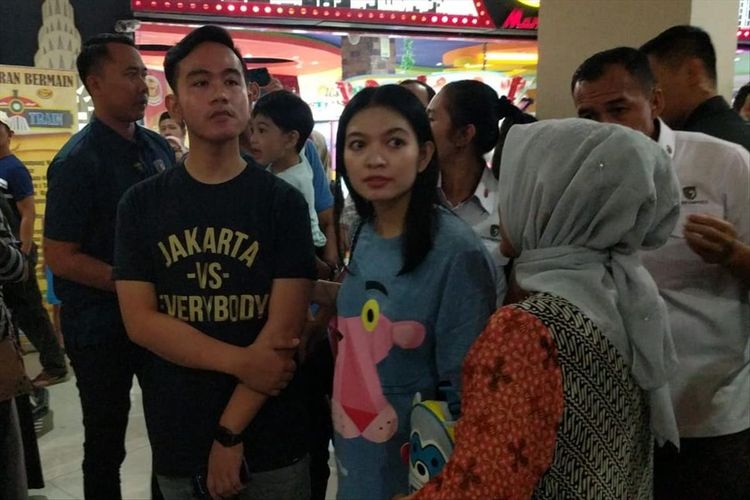 Putra sulung Presiden Jokowi, Gibran Rakabuming Raka bersama istri, Selvi Ananda, dan Ibu Negara Iriana Jokowi saat berakhir pekan di Mall Paragon, Solo, Jawa Tengah, Sabtu (27/7/2019) malam.