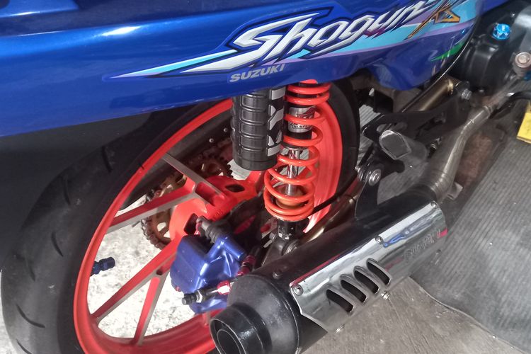 Sokbreker kustom untuk sepeda motor.