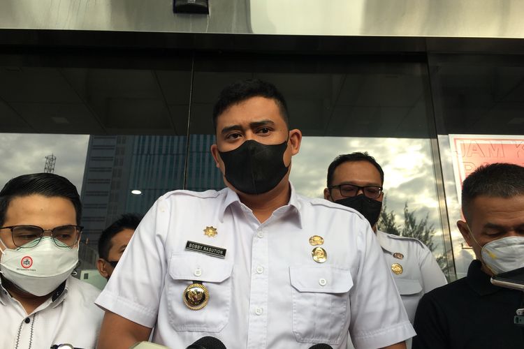 Wali Kota Medan Bobby Nasution memberi keterangan kepada media di RS Royal Prima, Medan.