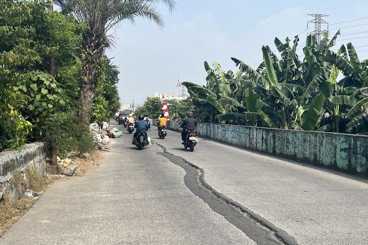 Jalan Kali Anyar Tambora Jakbar Retak dan Bergelombang, Warga Minta Segera Diperbaiki