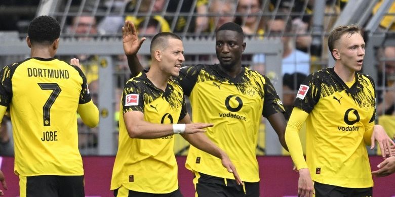 Serhou Guirassy merayakan gol dengan rekan satu tim dalam pertandingan sepak bola Bundesliga antara Borussia Dortmund vs Union Berlin di Dortmund, Jerman pada 31 Agustus 2025. (Foto oleh INA FASSBENDER / AFP)