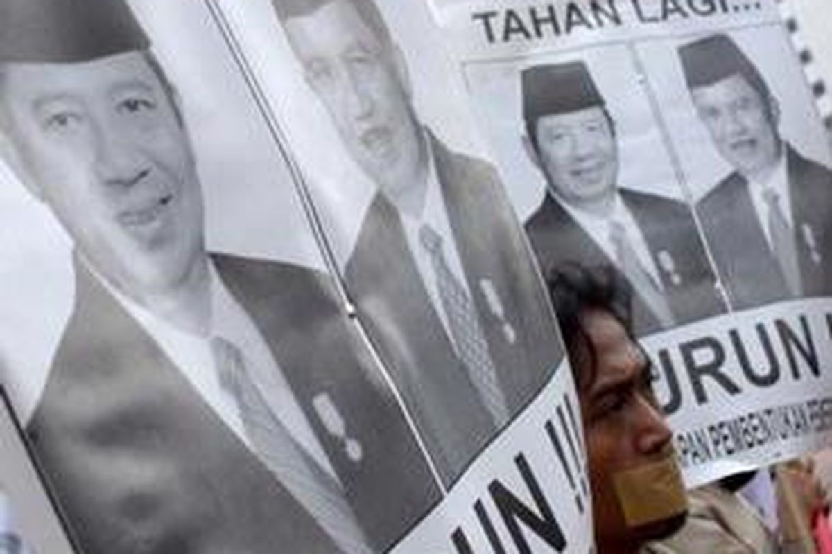 Massa yang tergabung dalam Rakyat Bergerak melakukan demonstrasi menuntut pemerintahaan Susilo Bambang Yudhoyono dan Jusuf Kalla untuk mundur dari pemerintahaan di depan Plaza Indonesia, Jakarta, Kamis (13/3). Tuntutan mereka terkait persoalan ekonomi yang tak terselesaikan pada pemerintahan SBY-JK.