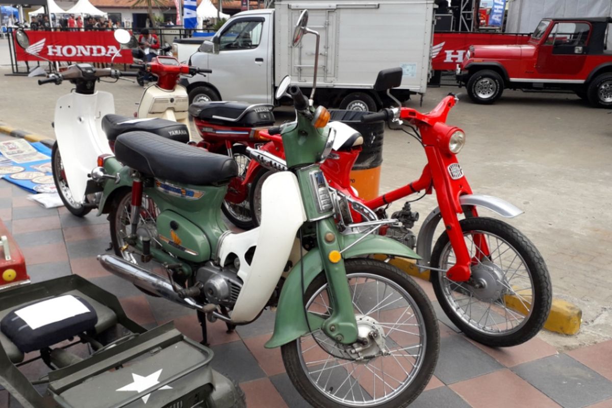 Deretan Honda C70 yang dijual di gelaran Otobursa Tumplek Blek 2018 di Gambir Expo, JIExpo Kemayoran, Jakarta pada penyelenggaraan hari pertama, Sabtu (21/7/2018).