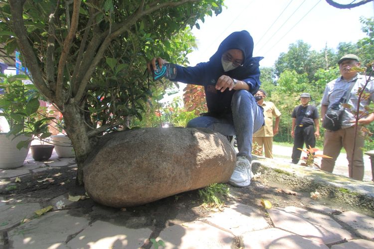 IDENTIFIKASI—Salah satu anggota tim melakukan identifikasi benda purbakala di Desa Carangrejo, Kecamatan Sampung, Kabupaten Ponorogo, Jawa Timur, Selasa (8/3/2022).