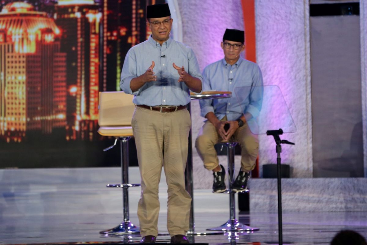 Kandidat calon gubernur dan wakil gubernur DKI Jakarta nomor urut 3, Anies Baswedan dan Sandiaga Uno saat Debat Publik Pilkada DKI Jakarta Putaran Kedua yang diselenggarakan Komisi Pemilihan Umum Daerah DKI Jakarta di Hotel Bidakara, Jakarta, Rabu (12/4/2017). Pemungutan suara Pilkada DKI Jakarta putaran kedua akan dilaksanakan 19 April 2017 mendatang. KOMPAS IMAGES/KRISTIANTO PURNOMO