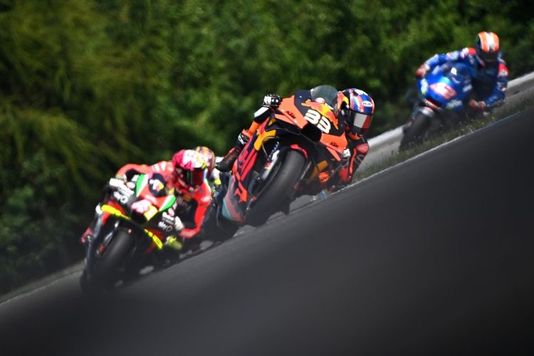 Brad Binder (depan) dari Red Bull KTM Factory Racing mengendarai motornya dalam MotoGP Ceko di Sirkuit Brno pada 9 Agustus 2020.