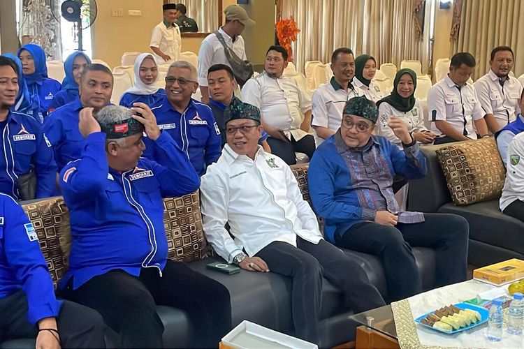 Pengurus DPC Partai Demokrat Kabupaten Bandung bertemu dengan pengurus DPC PKB Kabupaten Bandung di Kecamatan Ciparay, Kabupaten Bandung, Jawa Barat, Minggu (19/5/2024)