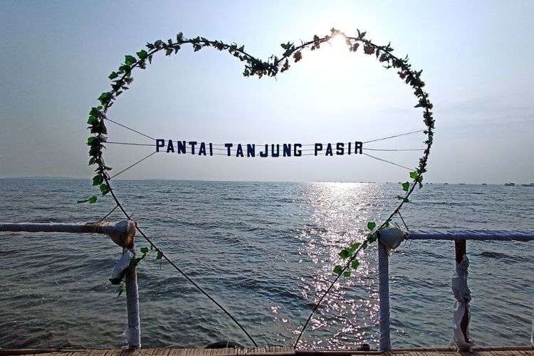 Salah satu spot foto di Pantai Tanjung Pasir di Teluknaga, Kabupaten Tangerang, Banten.