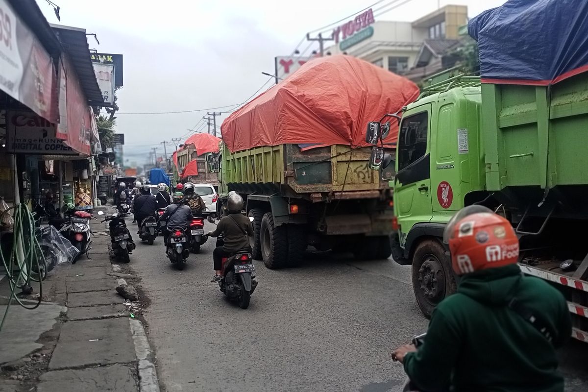 Beberapa warga yang kerap beraktivitas di sepanjang jalur Bojongsoang Kabupaten Bandung Jawa Barat, mengeluhkan soal kemacetan. Rata-rata warga meminta dan menyetujui Pemda Kabupaten Bandung segera membangun Fly Over yang menghubungkan Bojongsoang dan Baleendah.