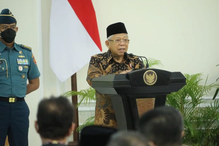 Wakil Presiden (Wapres) Republik Indonesia (RI) Ma?ruf Amin dalam pengukuhan pengurus Gabungan Pengusaha Kelapa Sawit Indonesia (Gapki) di Istana Wapres, Jakarta.

