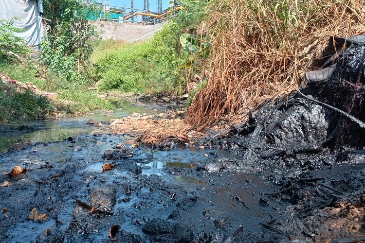 Cairan hitam yang disebut berasal dari operasional Pembangkit Listrik Tenaga Sampah (PLTSa) Putri Cempo di Solo.