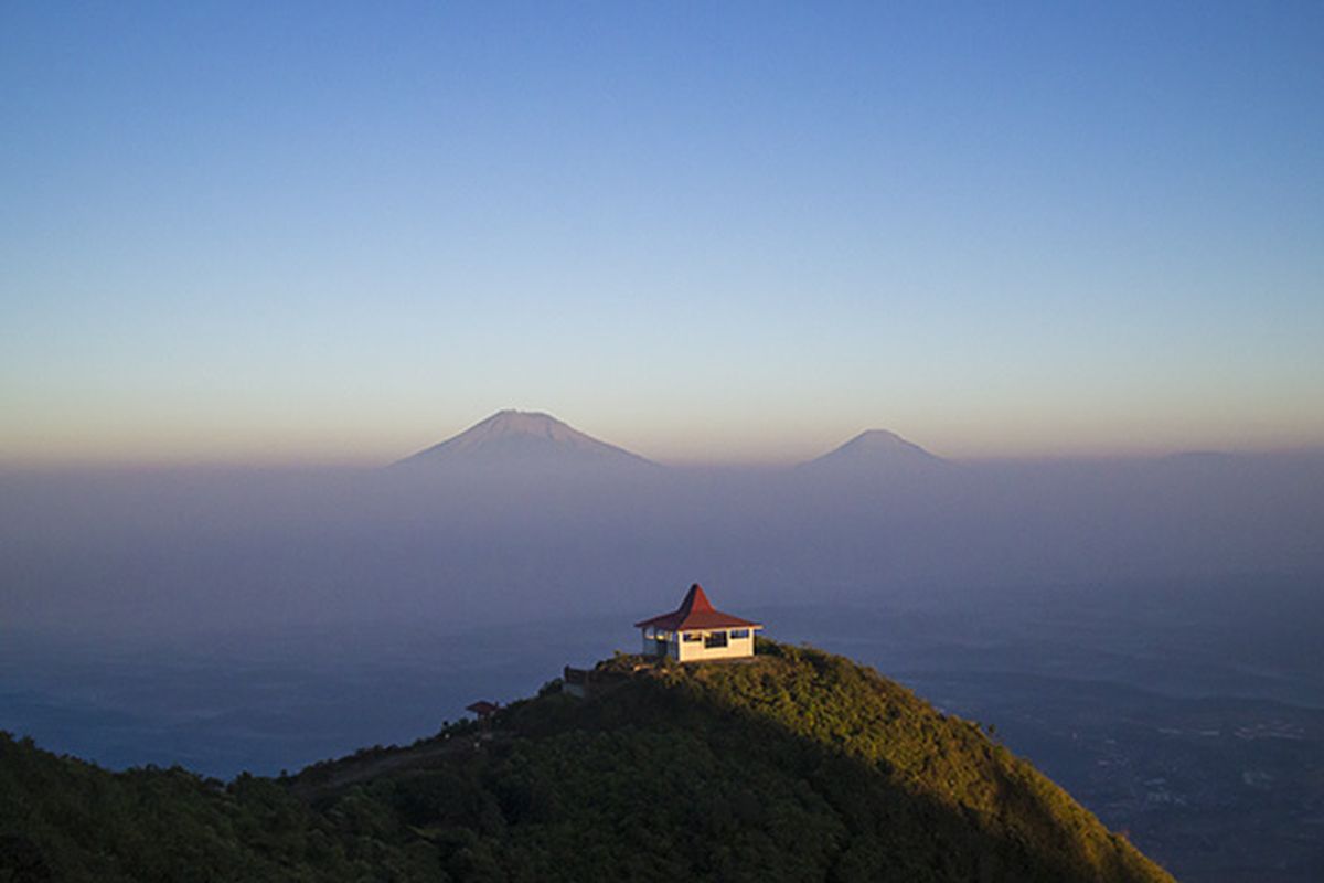 Panorama khas Gunung Andong dengan Gunung Sindoro-Sumbing di ufuk barat.