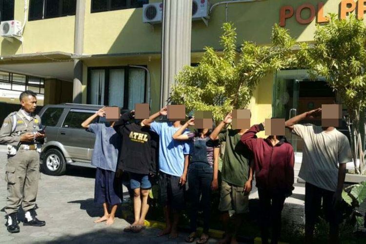 Enam pengamen yang tertangkap Satuan Polisi Pamong Praja Kota Madiun dihukum menghormat bendera merah putih dan menyanyikan lagu Indonesia Raya, Jumat (7/7/2017). 