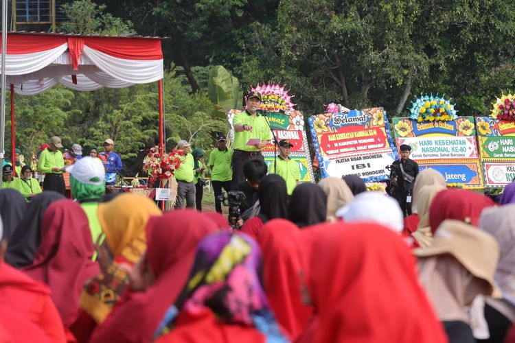 Bupati Wonogiri Joko Sutopo saat memberikan sambutan dalam apel peringatan HKN ke-60 2024 di Lapangan Parkir Waduk Gajah Mungkur, Kabupaten Wonogiri, Selasa (12/11/2024). 