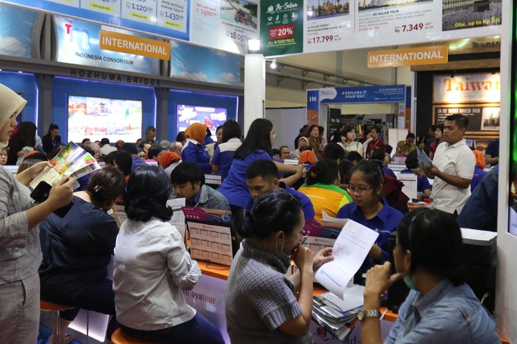 Suasana acara Kompas Travel Fair 2019, di Jakarta Convention Center, Jumat (20/9/2019). Pameran pariwisata yang berlangsung hingga 22 September 2019 ini diadakan serentak di tiga kota besar lainnya, yaitu Surabaya, Medan, dan Makassar.